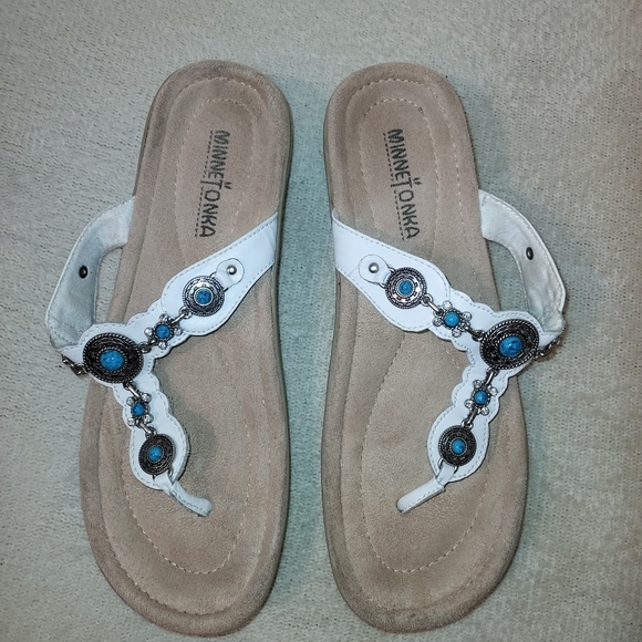 Minnetonka White leather with Turquoise Concho Southwestern Thong Sandal… - Picture 4 of 7